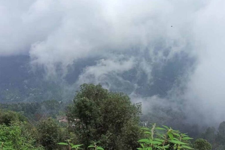 हिमाचल प्रदेश में ठंड का कहर बढ़ता जा रहा है, माइनस में 2 इलाकों का तापमान, जम गए झरने और नाले