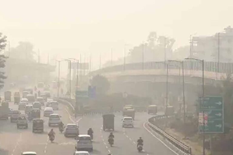 नई दिल्ली के वायु प्रदूषण में पिछले कुछ दिनों में लगातार हो रही बढ़ोतरी के बाद मामूली गिरावट देखने को मिली