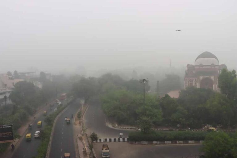 दिल्ली&एनसीआर में छाया घना कोहरा, लोग बोले& आंखें जल रही हैं, सांस लेना मुश्किल हो रहा