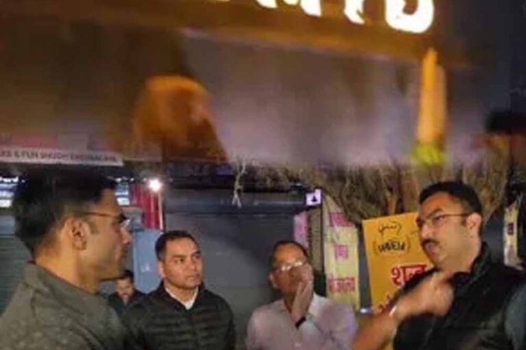 बिना नेम प्लेट के वाहन पर डीएम ने रेकी के साथ लीड कर ऐसे चलाया ऑपरेशन, देर रात बीयर बार पर छापेमारी