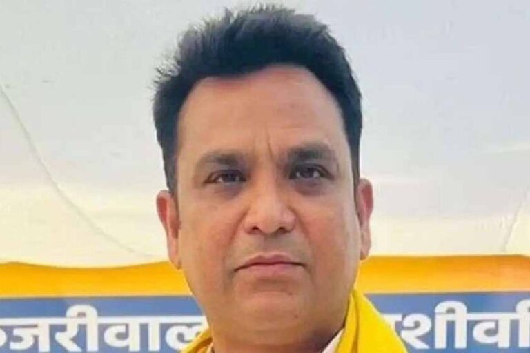 आम आदमी पार्टी के महापौर पद के उम्मीदवार महेश खींची ने महापौर चुनाव जीता