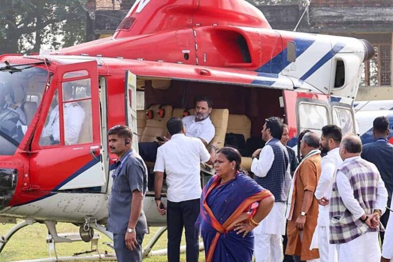 चुनाव आयोग के अधिकारियों ने आंध्र प्रदेश के अमरावती में कांग्रेस नेता राहुल गांधी के बैग की जांच की