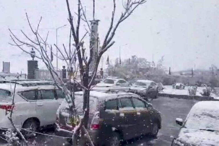 कश्मीर में बर्फबारी से बदला मौसम, आईएमडी ने दी चेतावनी, अब कड़ाके की ठंड के आसार