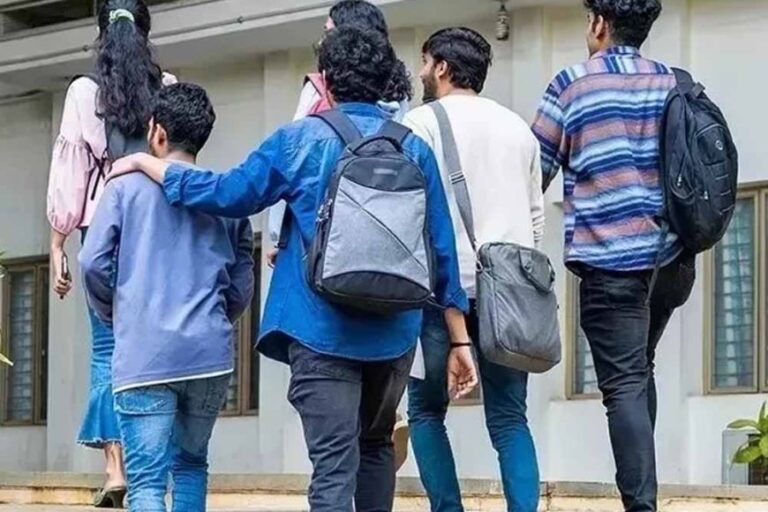 सरकारी मेडिकल कॉलेज में पसंद नहीं आई छात्र की हेयर स्टाइल, प्रोफेसर ने नाई के दुकान में ले जाकर मुंडवा दिया सिर