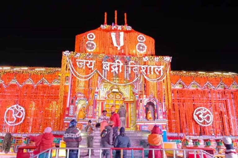 शीतकाल के लिए बद्रीनाथ धाम के कपाट हुए बंद,  जयकारों से गूंज उठा पूरा धाम, 15 कुंतल फूलों से सजाया गया मंदिर