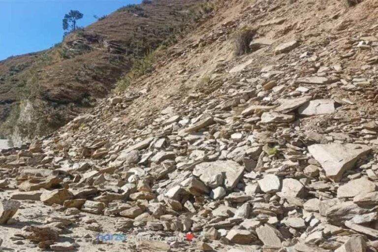 उत्तराखंड में हाईवे पर रूकी वाहनों की रफ्तार, दो दिनों से मार्ग बंद; NH के पास भूस्खलन जारी
