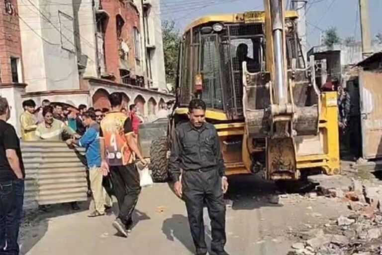 जम्मू में कश्मीरी पंडितों की दुकानों पर बुलडोजर ऐक्शन से उबाल, झुका प्रशाशन, कहा&जल्द ही नई दुकानें दी जाएंगी