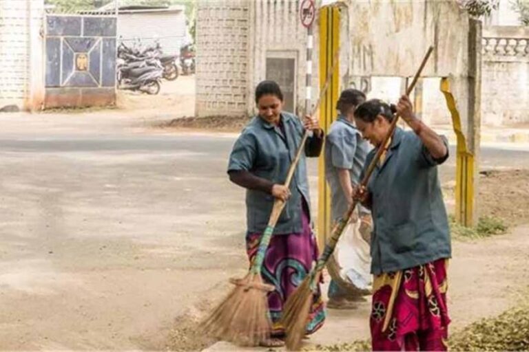 मुख्यमंत्री नायब सिंह सैनी ने हाल ही में सफाई कर्मचारियों के वेतन में उल्लेखनीय वृद्धि की घोषणा की