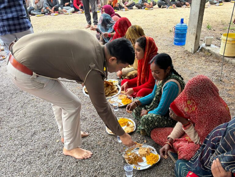 थरेट थाना परिसर में रतनगढ़ मंदिर पैदा जा रहे श्रद्धालुओं थाना प्रभारी ने भंडारा लगाकर श्रद्धालुओं को परोसा प्रसाद