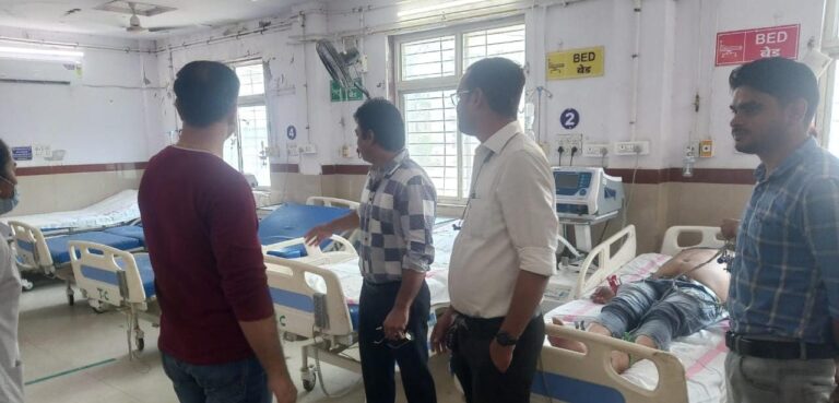 दतिया जिला चिकित्सा स्वास्थ्य अधिकारी ने अस्पताल का किया निरीक्षण,संस्था प्रभारी को निर्देश दिए