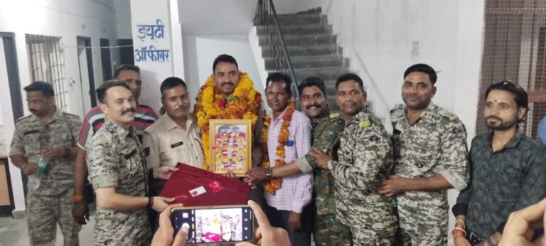 प्रधान आरक्षक का स्थानांतरण होने पर  कोतवाली  थाना  टीआई स्टाफ द्वारा दी गई भावभीनी विदाई