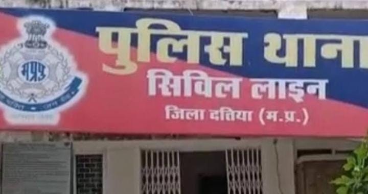 दतिया सिविल लाइन पुलिस ने जुआ के फड़ पर दविश देकर 5 जुआरियों को धर दबोचा,10 हजार नगदी और ताश गड्डी की जप्त