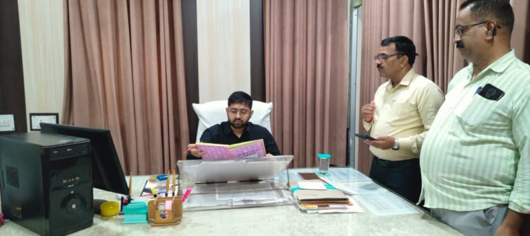 दतिया सीईओ ने किया जिला शिक्षा विभाग का निरीक्षण