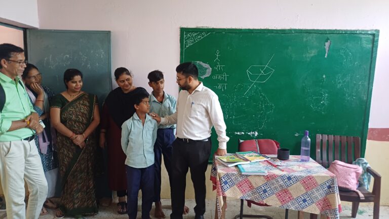जिला पंचायत सीईओ अक्षय तेम्रवाल ने किया शासकीय स्कूलों का औचक निरीक्षण
