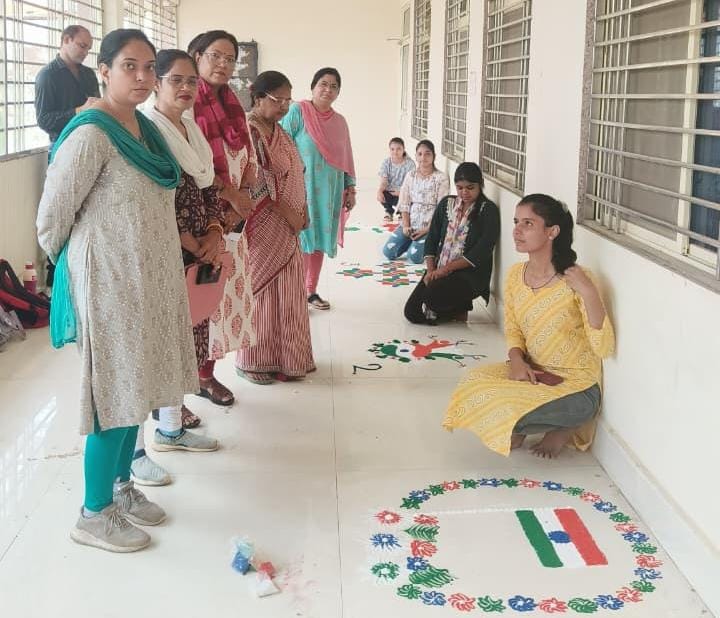 दतिया प्रधानमंत्री कॉलेज ऑफ़ एक्सीलेंस में हुआ भाषण एवं रंगोली प्रतियोगिता का आयोजन