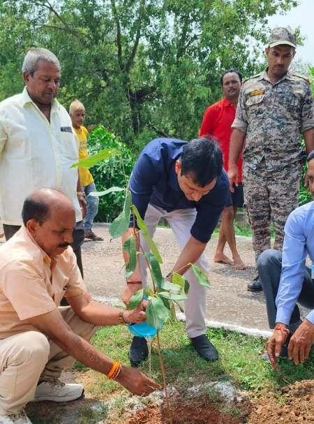 दतिया कलेक्टर ने मत्स्य विभाग का निरीक्षण किया,वृक्षारोपण कर दिया पर्यावरण संरक्षण का संदेश